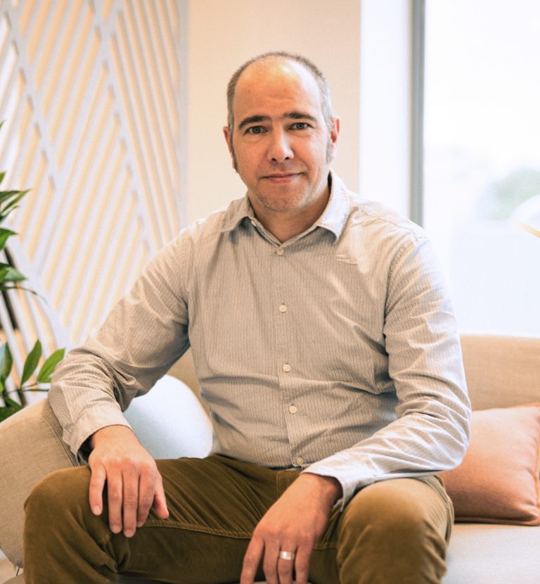 Image of IGA expert Robin Gorris in the office.