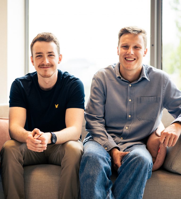 Image of Cybersecurity experts Kelvin Bogaerts and Andres Van der Steen in the office.