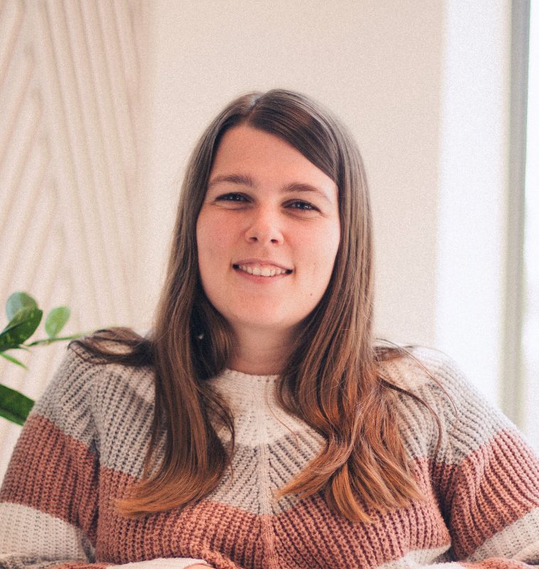 Image of SOC Engineer Els Bresseleers in the office.