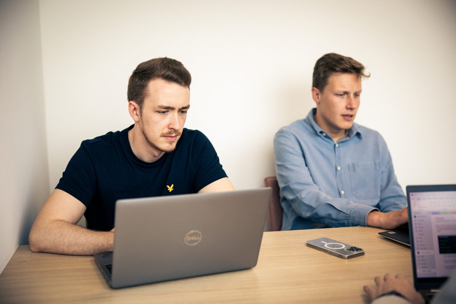 Image of Cybersecurity experts Kelvin Bogaerts and Andres Van der Steen in the office.