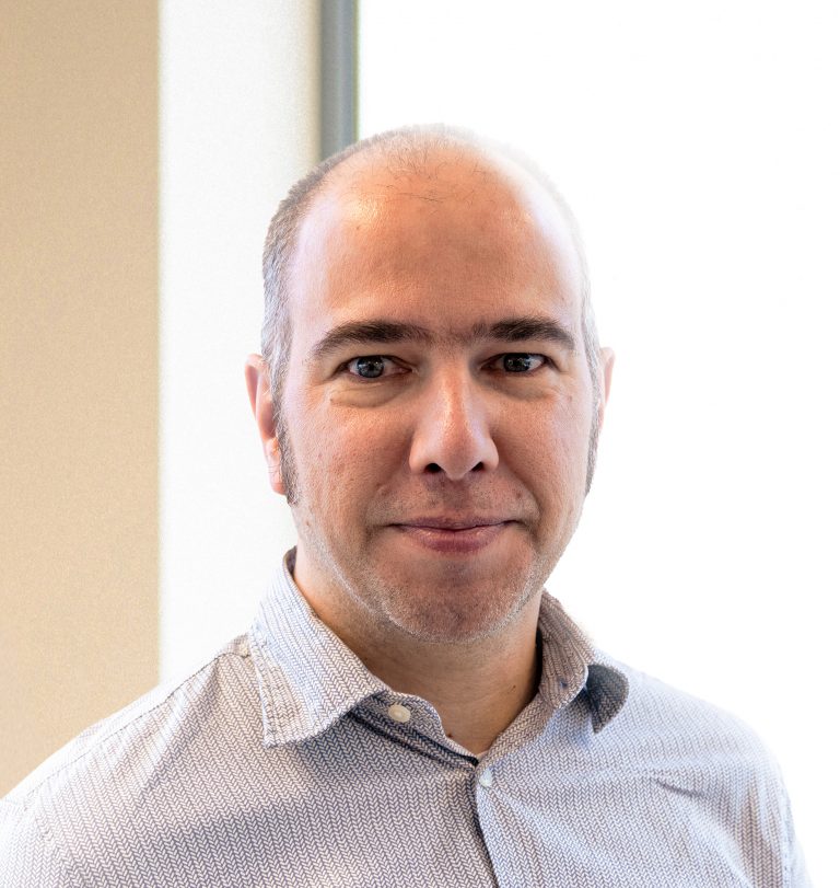 Image of IGA Expert Robin Gorris in the office.