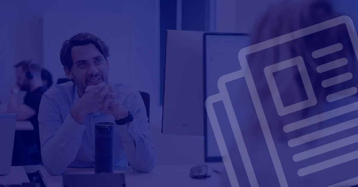ACEN feature in 'de Tijd'. Image of Wouter, managing parter of ACEN, in the office with a darkblue overlay and a newspaper icon on top.